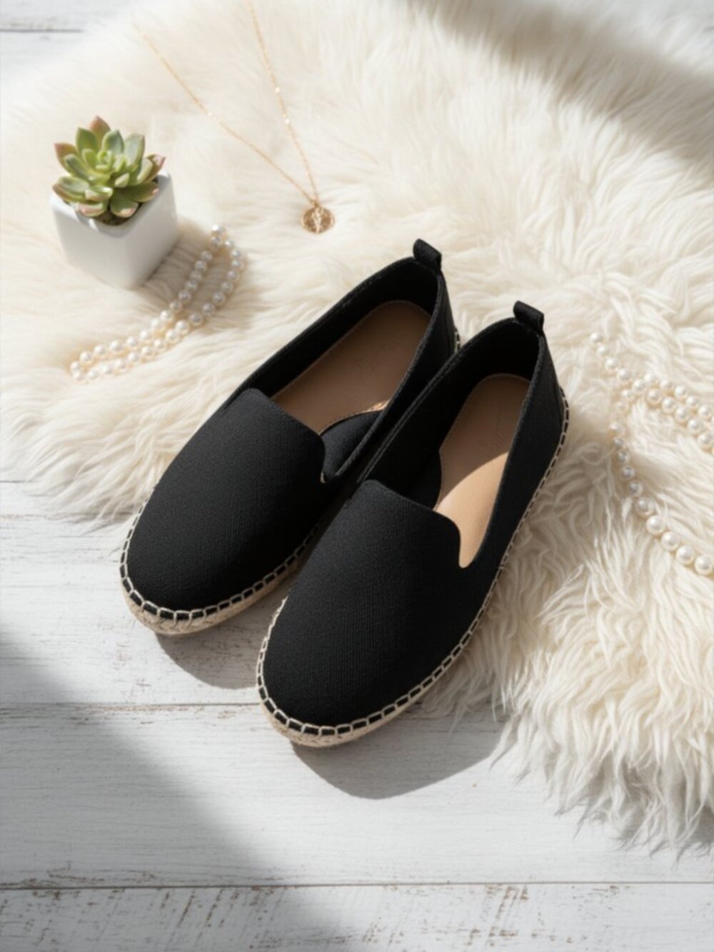 Target Universal Threads Flats - Picture 1 of 3